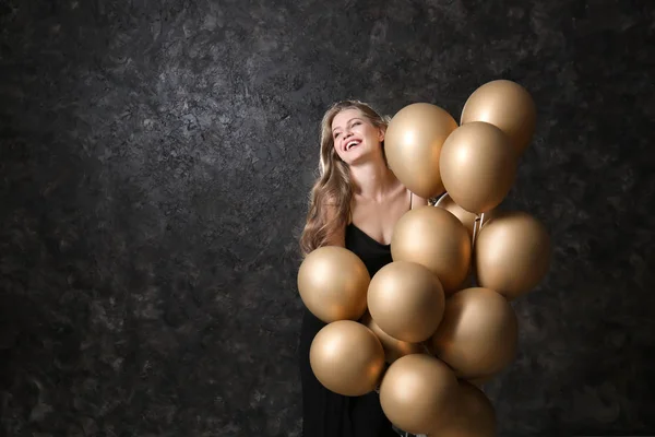 Hermosa Joven Con Globos Sobre Fondo Gris Oscuro — Foto de Stock