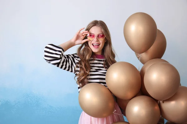 Schöne Junge Frau Mit Luftballons Auf Farbigem Hintergrund — Stockfoto