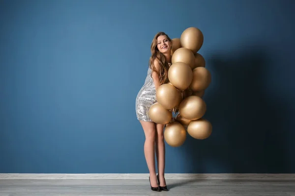 Hermosa Joven Con Globos Cerca Pared Color — Foto de Stock