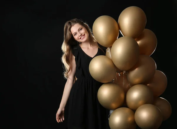 Hermosa Joven Con Globos Sobre Fondo Oscuro —  Fotos de Stock