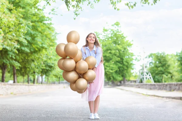 Hermosa Joven Con Globos Aire Libre — Foto de Stock