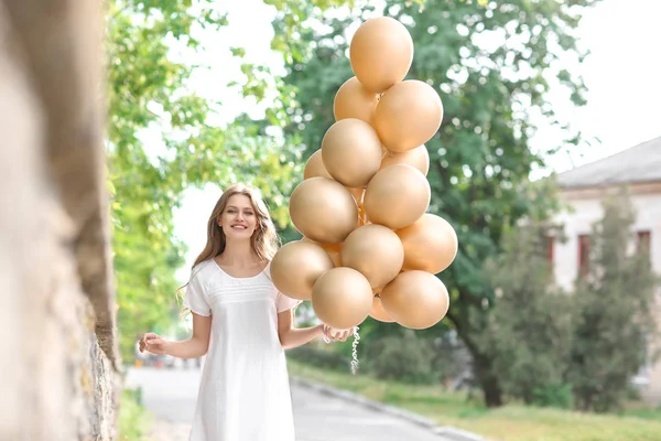 Piękna Młoda Kobieta Balonów Zewnątrz — Zdjęcie stockowe