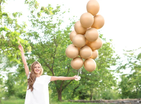 Hermosa Joven Con Globos Aire Libre — Foto de Stock