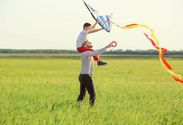 Ayah Dan Anak Terbang Layang Layang Bahagia Lapangan — Stok Foto
