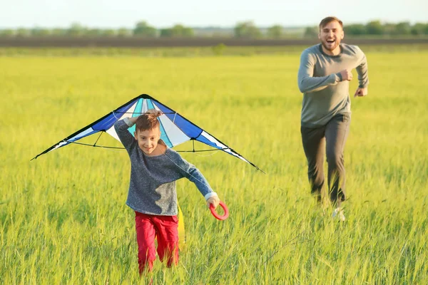 Happy Father Son Flying Kite Field — Stock Photo, Image