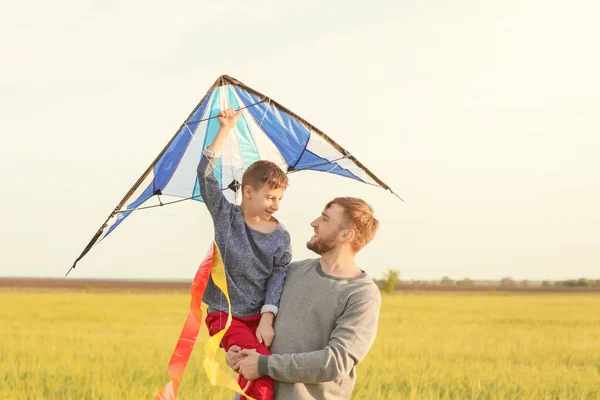 Gelukkig Vader Zoon Vliegen Vlieger Het Gebied — Stockfoto