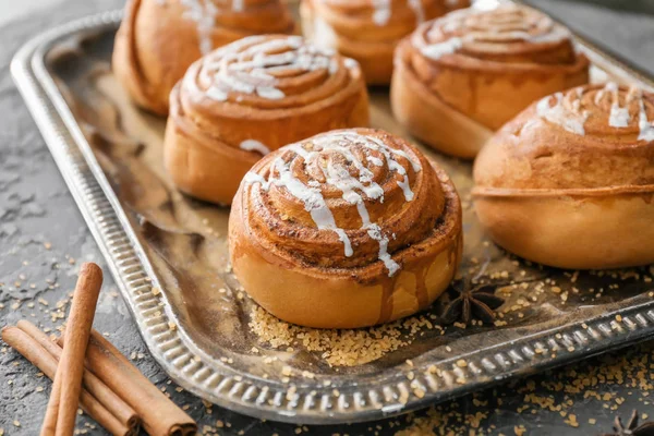 Lezzetli Tarçınlı Çörek Karanlık Arka Planda Closeup Ile Tepsi — Stok fotoğraf