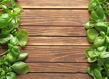 Ahşap arka planda taze yeşil fesleğen