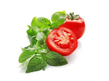 Beyaz arka plan üzerinde domates yeşil taze fesleğen