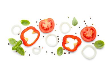 Domates ve baharat beyaz zemin üzerine Yeşil taze fesleğen