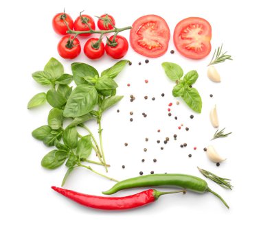 Domates ve baharat beyaz zemin üzerine Yeşil taze fesleğen