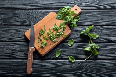 Ahşap tahta masada yeşil taze fesleğen ile