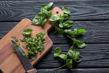 Ahşap tahta masada yeşil taze fesleğen ile