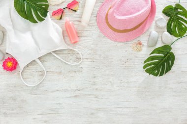 Beyaz ahşap zemin üzerinde plaj aksesuarları ile kompozisyon