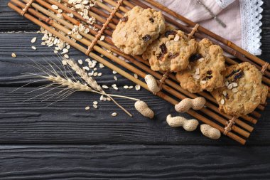 Bambu Hasır ile lezzetli yulaf ezmeli kurabiye koyu ahşap arka plan üzerinde