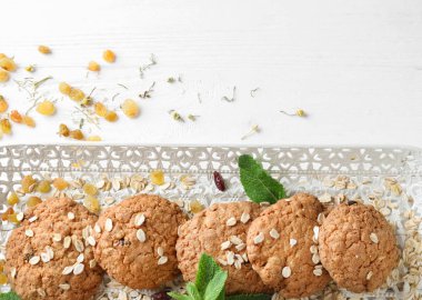 Lezzetli yulaf ezmeli kurabiye tablo ile tepsi