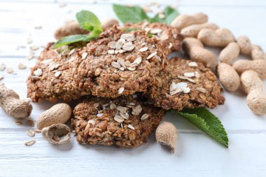 Lezzetli yulaf ezmeli kurabiye ile ışık ahşap zemin üzerine fıstık