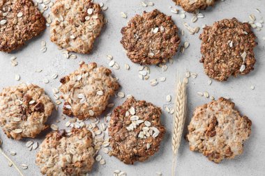 Lezzetli yulaf ezmeli kurabiye ışık arka plan üzerinde