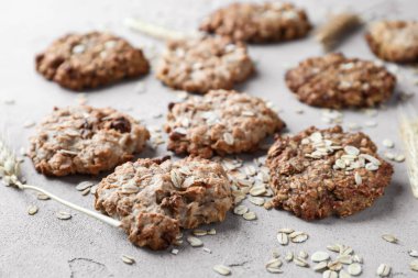 Lezzetli yulaf ezmeli kurabiye ışık arka plan üzerinde