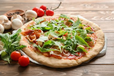 Domates sosu ve maddeler tablosundaki ham pizza