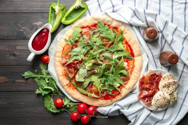 Domates sosu ve maddeler tablosundaki ham pizza