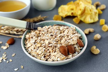 Çiğ yulaf ezmesi ve fındık tablo ile kase