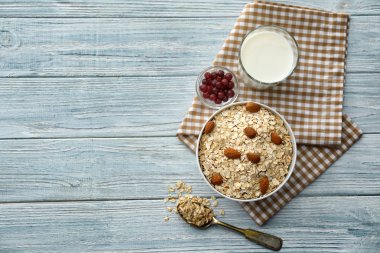 Ahşap arka plan üzerinde çiğ yulaf ezmesi ile kompozisyon