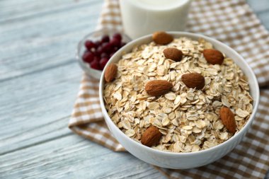 Çiğ yulaf ezmesi ve ahşap zemin üzerine fındık ile kase