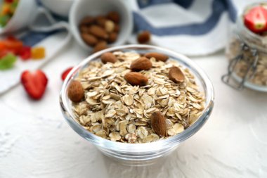 Çiğ yulaf ezmesi ve fındık tablo ile kase