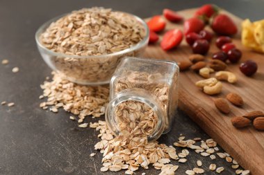 Masada çiğ yulaf ezmesi ile cam kavanoz