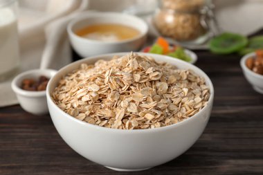 Masada çiğ yulaf ezmesi ile kase