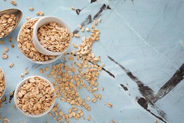 Renk arka plan üzerinde çiğ yulaf ezmesi ile kase