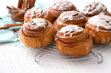Masada lezzetli tarçınlı çörek ile kabin soğutma