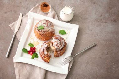 Masada lezzetli tarçınlı çörek ile plaka