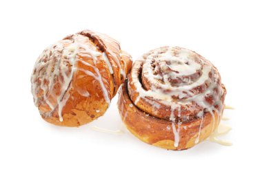 Beyaz arka planda sır ile lezzetli ev yapımı tarçınlı çörek