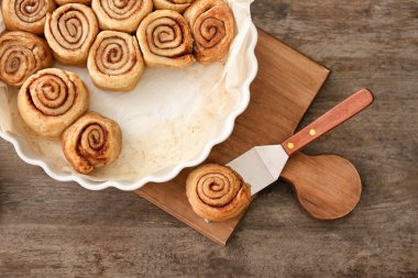 Masada lezzetli tarçınlı çörek ile pişirme çanağı