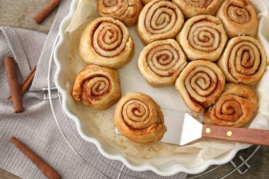 Lezzetli tarçın çörek pişirme çanağı spatula kullanarak alma