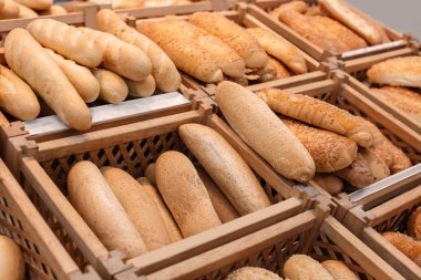 Süpermarkette taze lezzetli ekmek