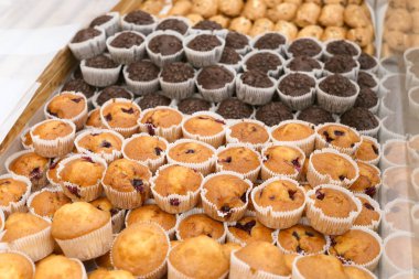 Sergilenen ekmek taze lezzetli muffins