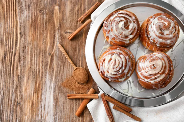 Plate Tasty Cinnamon Buns Wooden Table — Stock Photo, Image