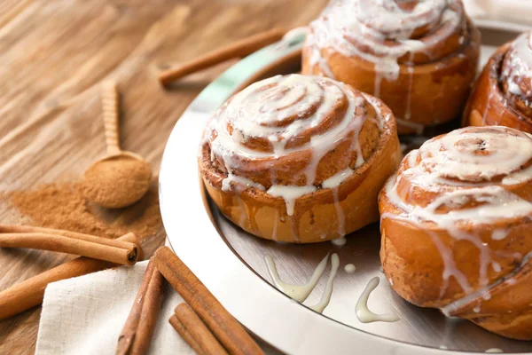 Plate Tasty Cinnamon Buns Wooden Table Closeup — Stock Photo, Image