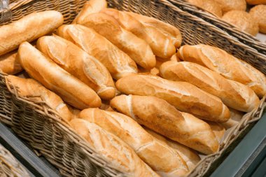 Süpermarkette lezzetli taze ekmek