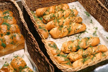 Dükkanda otlar ile lezzetli ekmek