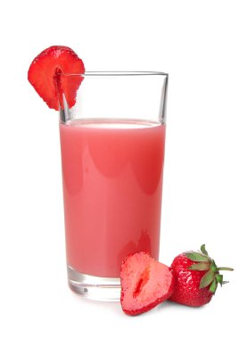 Beyaz zemin üzerine lezzetli çilek nişasta içkiyle cam