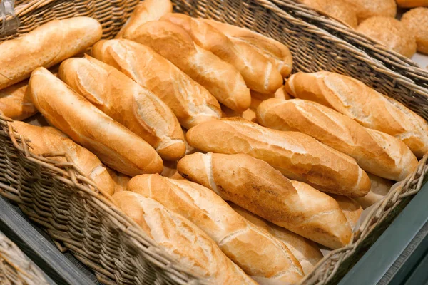 Süpermarkette lezzetli taze ekmek