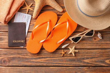 Ahşap arka plan üzerinde pasaport ve plaj aksesuarları ile kompozisyon