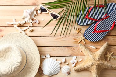 Ahşap arka plan üzerinde plaj aksesuarları ile kompozisyon
