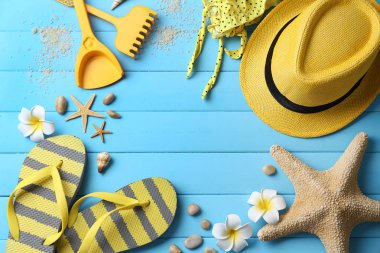 Renk ahşap arka plan üzerinde plaj aksesuarları ile kompozisyon