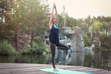 Pratik yoga açık havada sabah güzel genç kadın