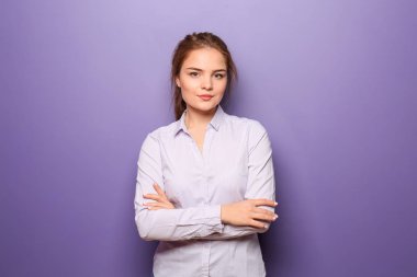 Renkli arka planda güzel genç bir kadın